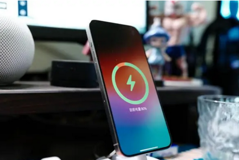 海盐苹果15换屏服务分享用什么充电器给iPhone15充电更好 